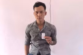 Đối tượng Nguyễn Thành Trọng cùng tang vật.