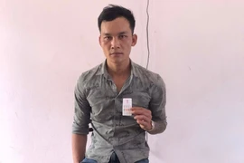 Đối tượng Nguyễn Thành Trọng cùng tang vật.
