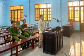 “Yêu râu xanh” hiếp dâm con riêng của vợ lãnh 19 năm tù