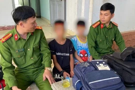 Cảnh sát 113 bàn giao 2 bé trai bỏ nhà đi cho gia đình.