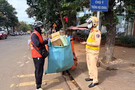 Một shipper chở hàng hóa che khuất BKS xe bị lực lượng CSGT kiểm tra. Ảnh: Văn Ngọc