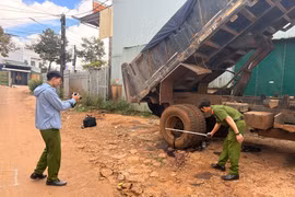 Lực lượng Công an khám nghiệm hiện trường để xác minh làm rõ vụ tai nạn. Ảnh: Văn Ngọc