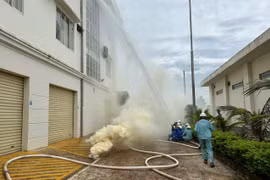 Lực lượng tham gia buổi thực tập đã dập tắt đám cháy giả định. Ảnh: Thanh Hải