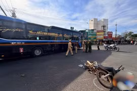 Xe khách va chạm xe máy sang đường ở ngã tư Biển Hồ khiến 1 người tử vong