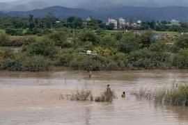 Gia Lai: Cứu 2 cháu bé kẹt giữa sông bằng thiết bị bay không người lái
