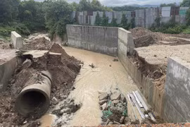 Mưa to cuốn trôi cầu tạm ở xã Ayun 