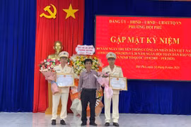 Khen thưởng Công an phường Hội Phú vì triệt phá, bắt giữ đối tượng mua bán trái phép chất ma túy