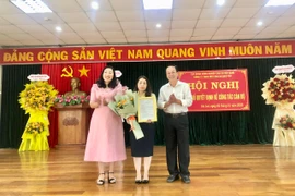 ông Trần Thanh Phụng-Phó Tổng Giám đốc Tập đoàn Công nghiệp Cao su Việt Nam (bìa phải) trao quyết định bổ nhiệm Chủ tịch Hội đồng thành viên Công ty TNHH MTV Cao su Chư Păh cho bà Huỳnh Thị Nga. Ảnh: Lê Nam