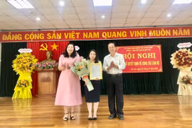 ông Trần Thanh Phụng-Phó Tổng Giám đốc Tập đoàn Công nghiệp Cao su Việt Nam (bìa phải) trao quyết định bổ nhiệm Chủ tịch Hội đồng thành viên Công ty TNHH MTV Cao su Chư Păh cho bà Huỳnh Thị Nga. Ảnh: Lê Nam