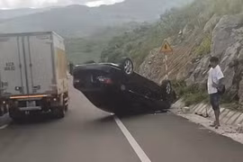 Gia Lai: Xe con nổ lốp, lật ngửa trên Quốc lộ 19