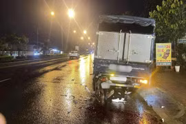 Hiện trường vụ tai nạn khiến nam thanh niên đi xe máy bị thương nặng. Ảnh: Minh Hiếu