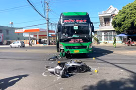 Xe khách Đức Đạt tông người phụ nữ đi xe máy bị thương nặng