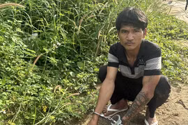 Đối tượng Gin cùng số ma túy được cất giấu trong gói thuốc lá. Ảnh: Quốc Dũng