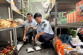 Lực lượng Quản lý thị trường đã thu giữ hàng chục ký cà phê giả tại hộ kinh doanh của ông S. Ảnh: Quang Kha