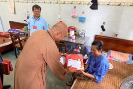 Ban Từ thiện xã hội thăm, tặng quà người có công cách mạng