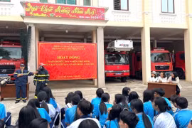 120 học sinh Trường THCS Nguyễn Huệ trải nghiệm thực hành chữa cháy