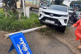 Đập kính ô tô cứu tài xế nghi bị đột quỵ 