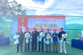 Ban tổ chức tặng hoa lưu niệm cho các nhà tài trợ của giải. Ảnh: Văn Ngọc