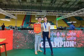 Nguyễn Lê Liên Quỳnh (phải) là VĐV Việt Nam duy nhất tham gia giải Vô địch thế giới Billiards Carom 3 băng. 