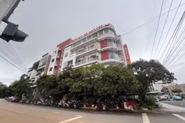 3 đối tượng bị khởi tố liên quan vụ bắt mại dâm ở khách sạn Ngọc Sê. Ảnh: Văn Ngọc