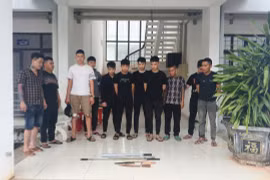 Triệu tập 14 đối tượng cầm hung khí gây náo loạn giữa đêm
