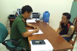 Đối tượng Khoa (phải) bị bắt giữ vào tối 7-8. Ảnh: ĐVCC