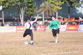 Trận thi đấu khai mạc đầy kịch tính, thể hiện sức mạnh và sự khéo léo của những "đóa hoa rừng" trên sân cỏ Phố Núi