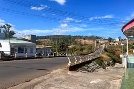 Bé gái sơ sinh bị bỏ rơi trong túi nilon tại cầu treo Phan Đình Phùng