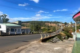 Bé gái sơ sinh bị bỏ rơi trong túi nilon tại cầu treo Phan Đình Phùng