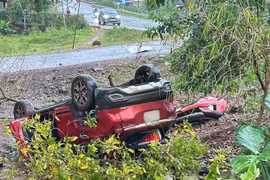 Chiếc xe con đã bị lật ngửa. 