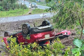 Chiếc xe con đã bị lật ngửa. 