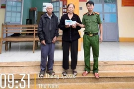 Cụ ông 79 tuổi tại nhặt được số tiền lớn và chủ động liên hệ với Công an xã Ia Hrung để trao trả lại cho một người phụ nữ có hoàn cảnh khó khăn.