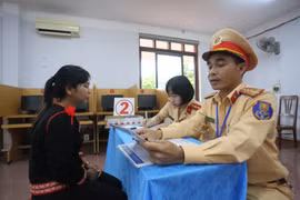 Cán bộ CSGT phiên dịch câu hỏi cho thí sinh mù chữ