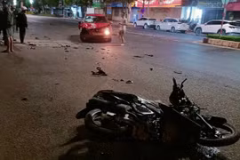 Xe máy va chạm ô tô khiến 2 anh em thương vong ở Chư Sê.