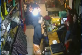 Án mạng ở quán nhậu lúc rạng sáng khiến 1 người chết, 2 người bị thương.