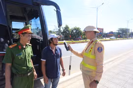 Lực lượng Cảnh sát giao thông Công an tỉnh Gia Lai triển khai quân số siết chặt kiểm tra các phương tiện vận tải hành khách trên toàn tuyến giao thông trong 3 ngày cuối kỳ nghỉ Tết Bính Ngọ 2026 để đảm bảo an toàn cho người dân trở lại làm việc.