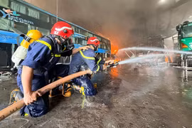 Gia Lai: Xưởng sửa chữa ô tô tại phường Hội Phú bốc cháy dữ dội.