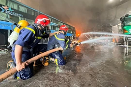 Gia Lai: Xưởng sửa chữa ô tô tại phường Hội Phú bốc cháy dữ dội.