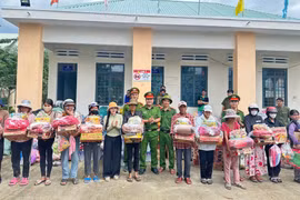 200 suất quà được trao đến tay bà con xã Uar 