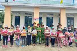 200 suất quà được trao đến tay bà con xã Uar 