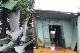 Gió lốc làm 11 nhà dân tại làng Beng, xã Ia Chiă bị tốc mái. Ảnh: địa phương cung cấp