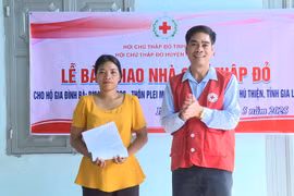 Bàn giao nhà "Chữ thập đỏ” cho hộ khó khăn