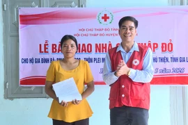 Bàn giao nhà "Chữ thập đỏ” cho hộ khó khăn