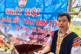 Phó Chủ tịch UBND tỉnh Nguyễn Hữu Quế phát biểu tại Ngày hội đại đoàn kết toàn dân tộc tại làng Ya Ma-Hòa Bình. Ảnh: Lê Nam