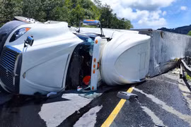 Lật xe container trên đèo Mang Yang, tài xế thoát nạn