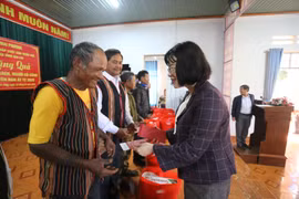 Đoàn đại biểu Quốc hội tỉnh Gia Lai trao 35 suất quà cho bà con xã Kon Gang