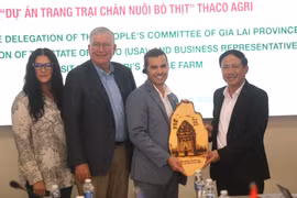 Chủ tịch UBND tỉnh Phạm Anh Tuấn tặng quà lưu niệm các đại biểu đến từ Hoa Kỳ.