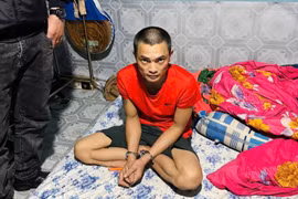 Đối tượng Hiền bị Công an phường Hội Phú bắt giữ tại nhà riêng. Ảnh: Tiến Long