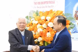 Phó Chủ tịch UBND tỉnh Gia Lai Dương Mah Tiệp (phải) chúc mừng linh mục Nguyễn Quang Vinh trong chuyến thăm Lễ Giáng sinh năm 2024 tại Giáo xứ Đức An, TP.Pleiku. Ảnh Thanh Nhật