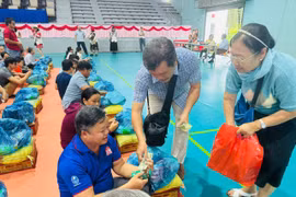 Đoàn từ thiện Nhất Tâm tặng quà cho người mù Gia Lai